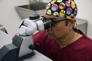 Mr Manoj Mathai performing laser eye surgery